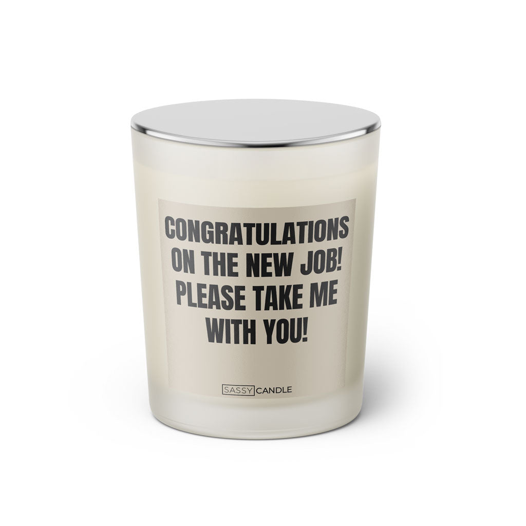 Duftkerze mit witzigem Spruch: Congratulations on the new job. Please take me with you! Farbe beige und schwarze Schrift. Kerzenglas mit silbernem geschlossenem Deckel von SassyCandle.