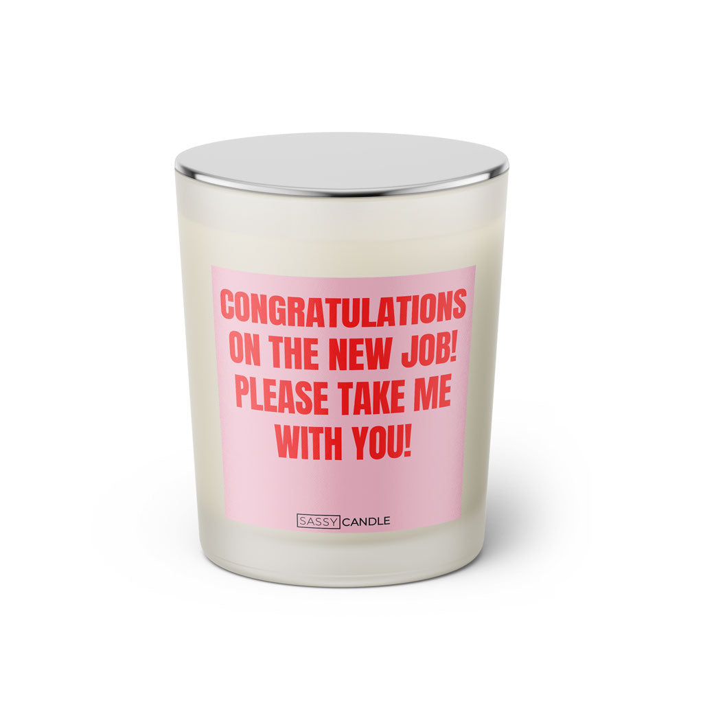Duftkerze mit witzigem Spruch: Congratulations on the new job. Please take me with you! Farbe rosa und pinke Schrift. Kerzenglas mit silbernem geschlossenem Deckel von SassyCandle.