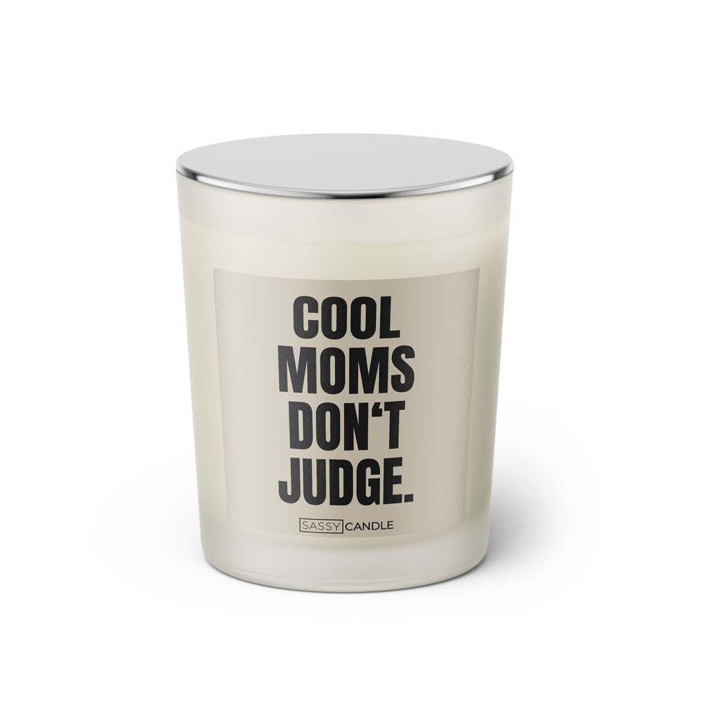 Duftkerze mit witzigen Spruch: Cool moms don't judge. Farbe beige und schwarz von Sassy Candle.