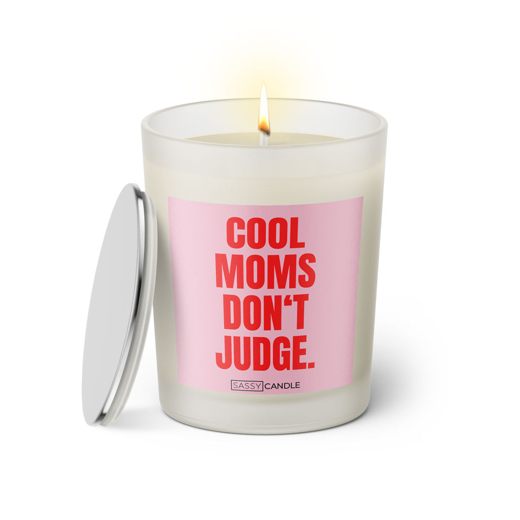 Duftkerze mit witzigen Spruch: Cool moms don't judge. Farbe rosa und pink von Sassy Candle.