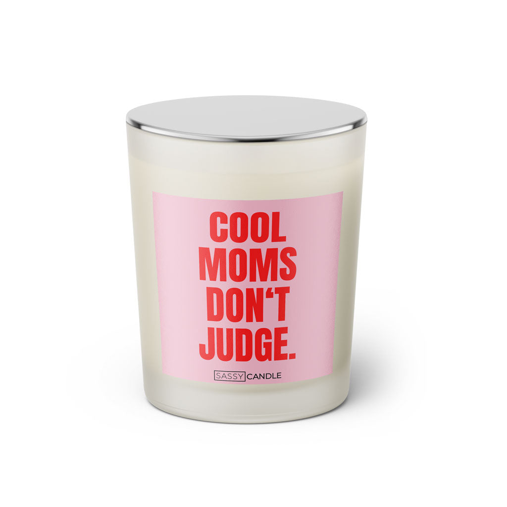 Duftkerze mit witzigen Spruch: Cool moms don't judge. Farbe rosa und pink von Sassy Candle.