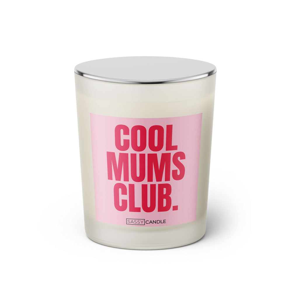 Duftkerze mit witzigem Spruch. Cool Mums Club. Farbe rosa und pinke Schrift. Kerzenglas mit geschlossenem silbernem Deckel von SassyCandle.