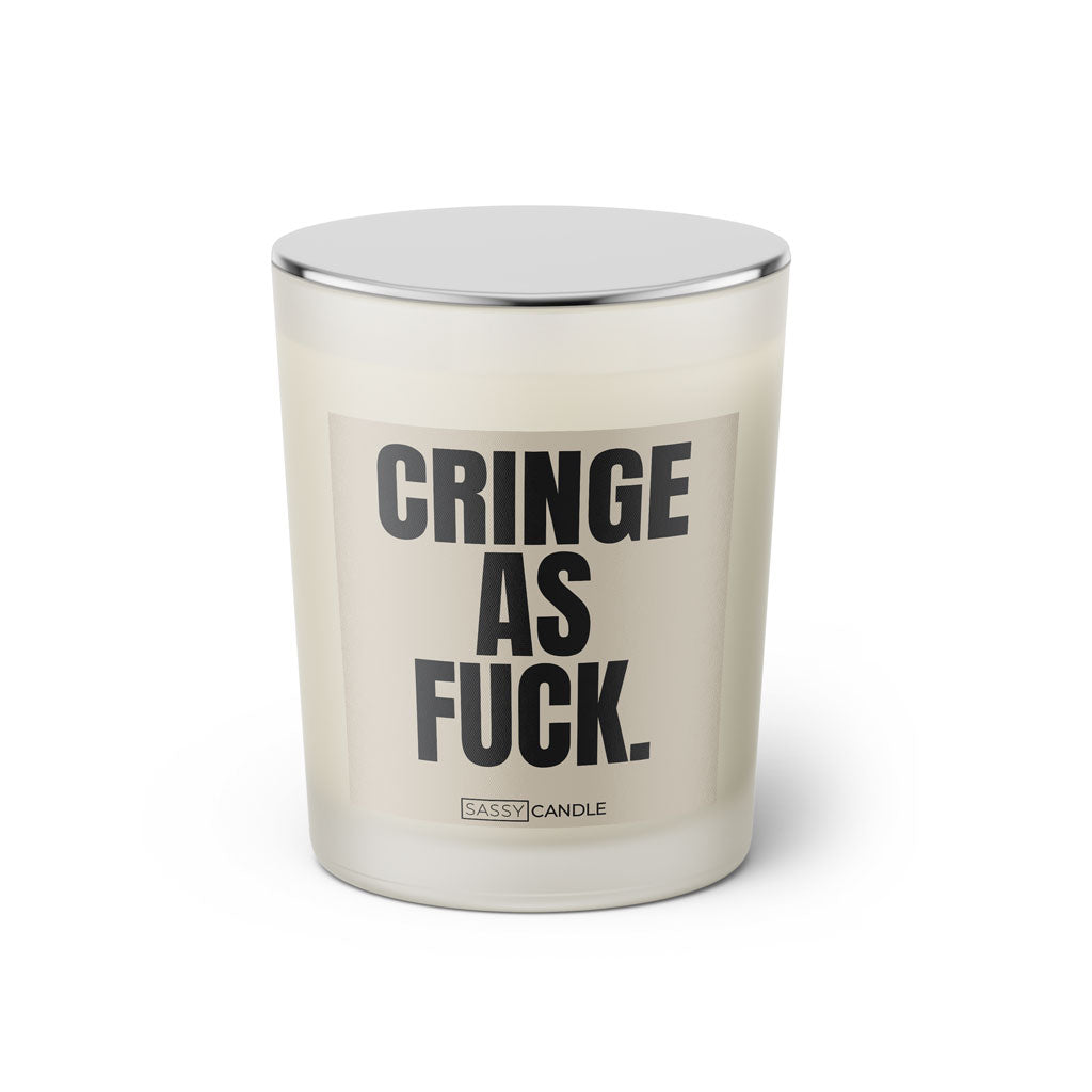 Duftkerze mit witzigem Spruch: Cringe as fuck. Farbe beige und schwarze Schrift. Kerzenglas mit silbernem geschlossenem Deckel von SassyCandle.