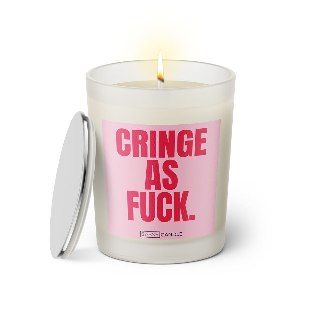 Duftkerze mit witzigem Spruch: Cringe as fuck. Farbe rosa und pinke Schrift. Kerzenglas mit silbernem Deckel von SassyCandle.