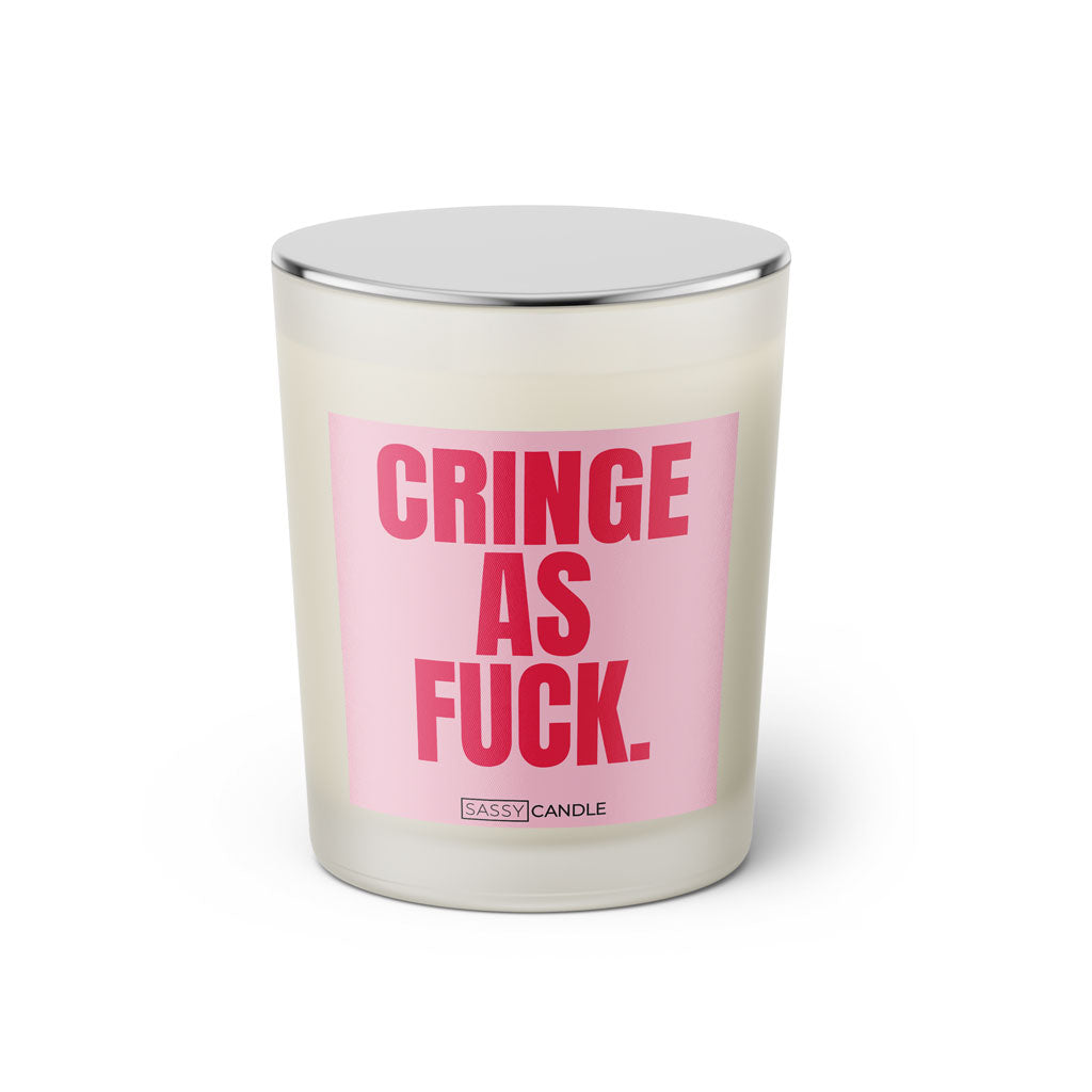 Duftkerze mit witzigem Spruch: Cringe as fuck. Farbe rosa und pinke Schrift. Kerzenglas mit silbernem geschlossenem Deckel von SassyCandle.