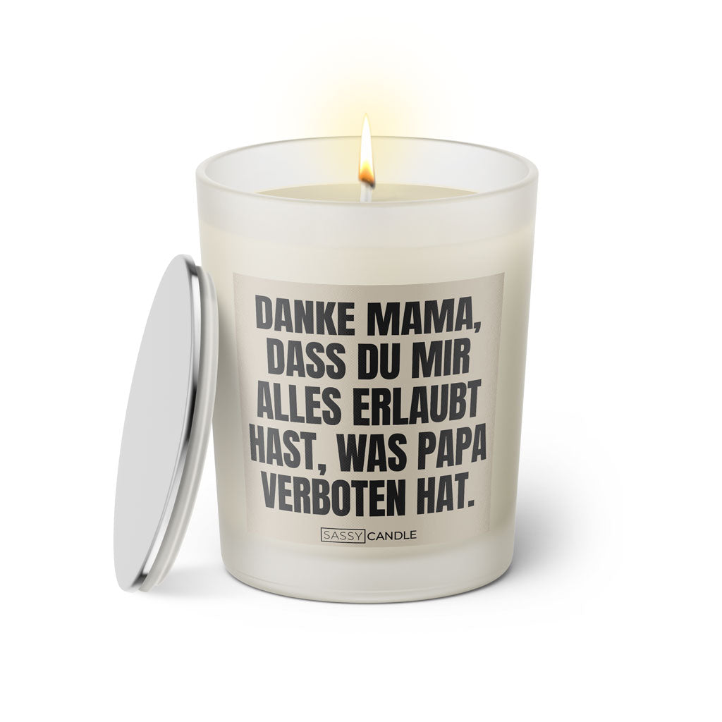 Duftkerze mit witzigem Spruch: Danke Mama, dass du mir alles erlaubt hast, was Papa verboten hat. Farbe beige und schwarz mit silbernem Deckel von Sassy Candle.