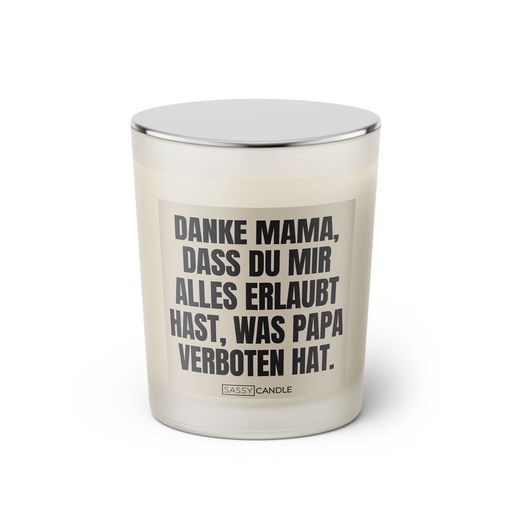 Duftkerze mit witzigem Spruch: Danke Mama, dass du mir alles erlaubt hast, was Papa verboten hat. Farbe beige und schwarz mit silbernem Deckel von Sassy Candle.