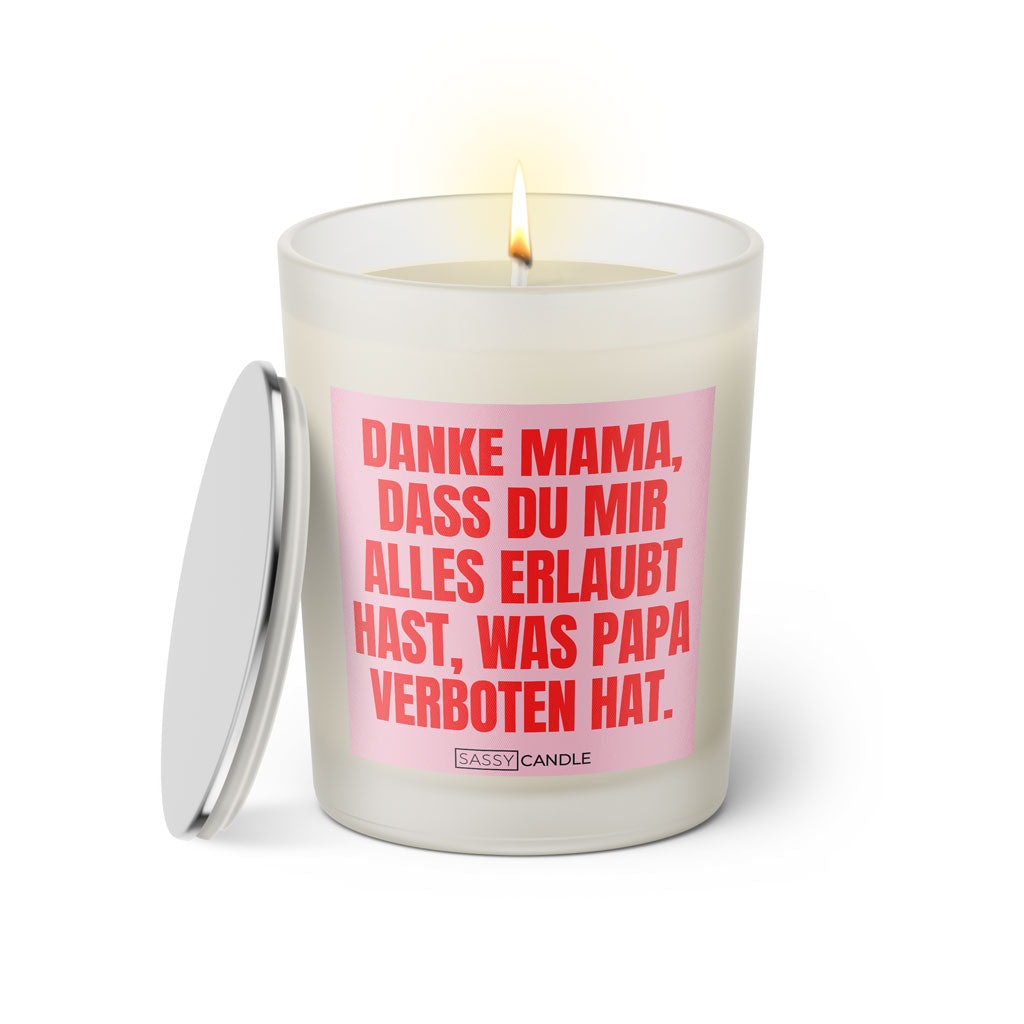 Duftkerze mit witzigem Spruch: Danke Mama, dass du mir alles erlaubt hast, was Papa verboten hat. Farbe rosa und pink mit silbernem Deckel von Sassy Candle.