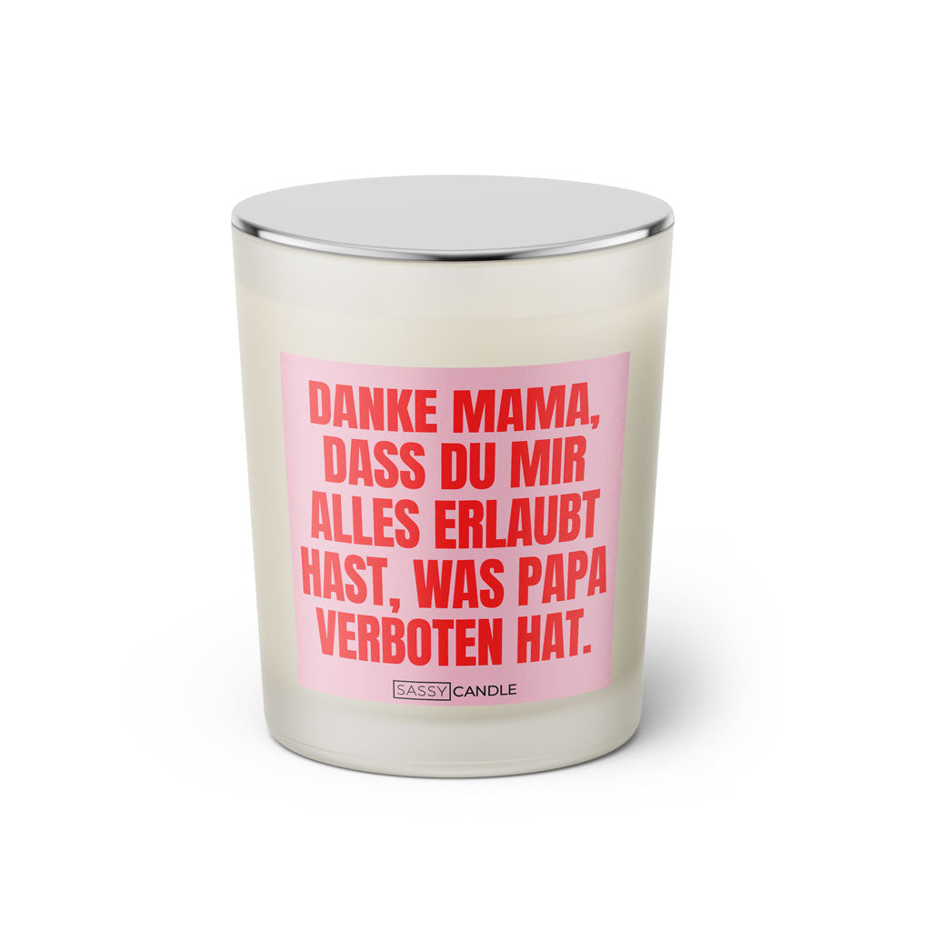 Duftkerze mit witzigem Spruch: Danke Mama, dass du mir alles erlaubt hast, was Papa verboten hat. Farbe rosa und pink mit silbernem Deckel von Sassy Candle.