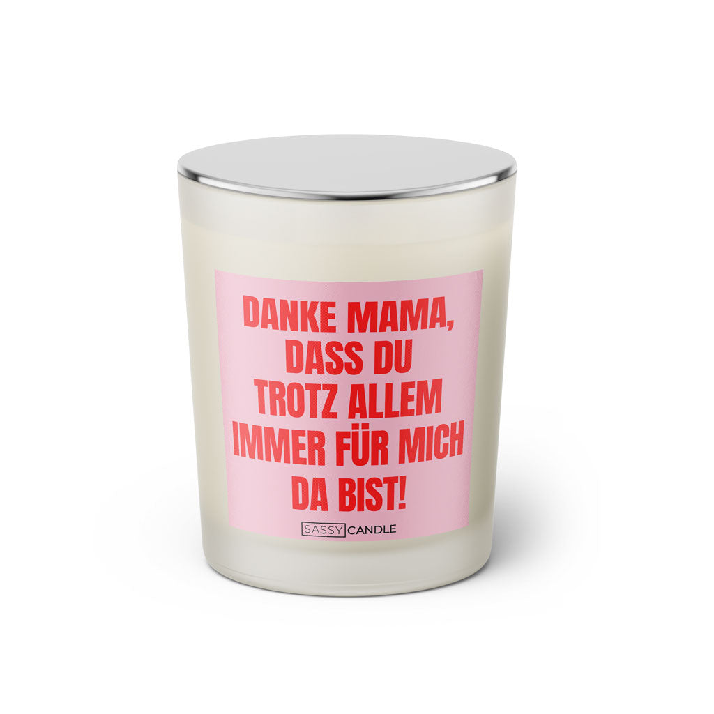 Duftkerze mit witzigem Spruch: Danke Mama, dass du trotz allem immer für mich da bist! Farbe rosa und pink mit silbernem Deckel von Sassy Candle.