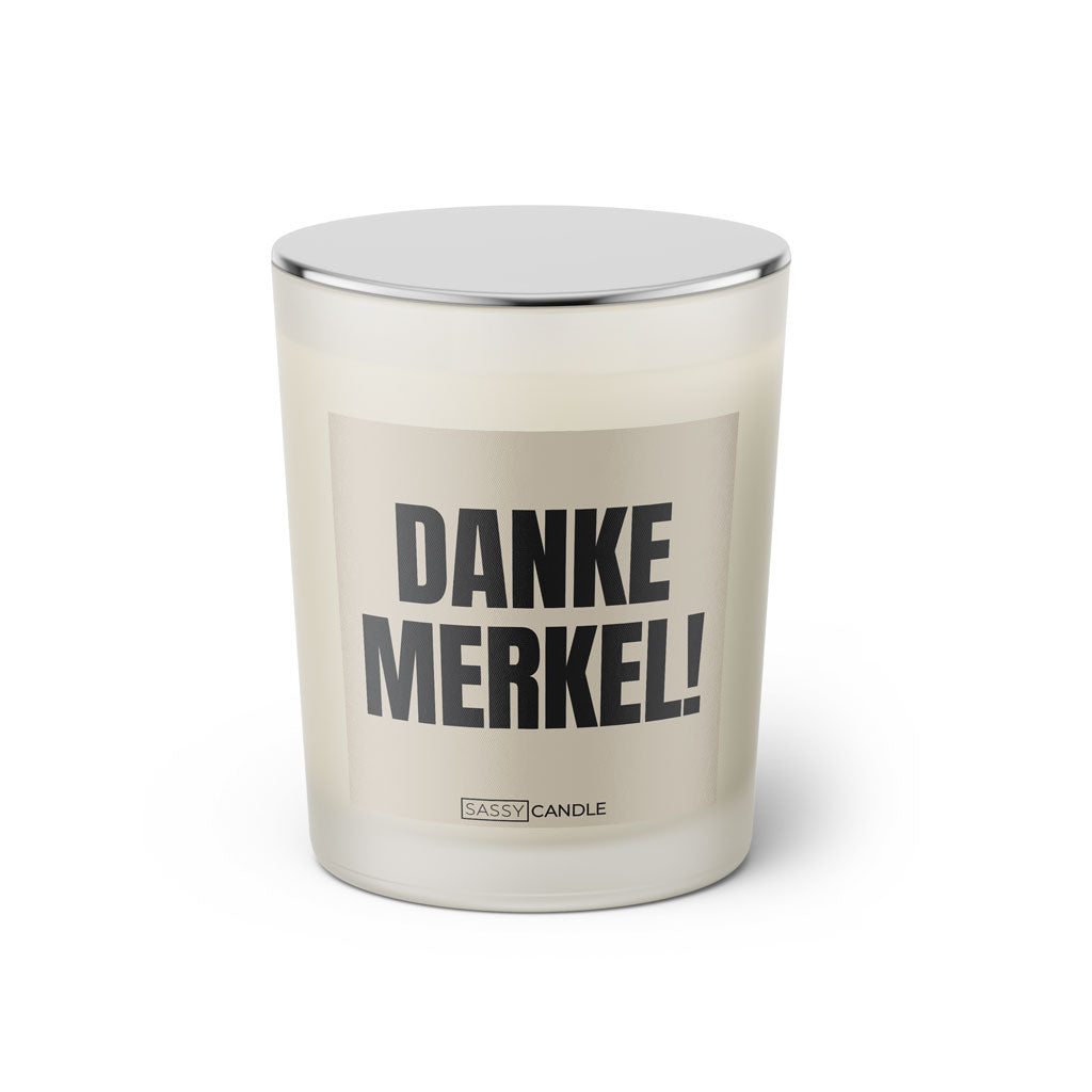 Duftkerze mit Spruch: Danke Merkel. Farbe beige und schwarz von Sassy Candle.