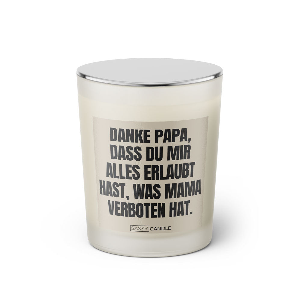 Duftkerze mit witzigem Spruch: Danke Papa, dass du mir alles erlaubt hast, was Mama verboten hat. Farbe schwarz und beige mit silbernem Deckel von Sassy Candle.