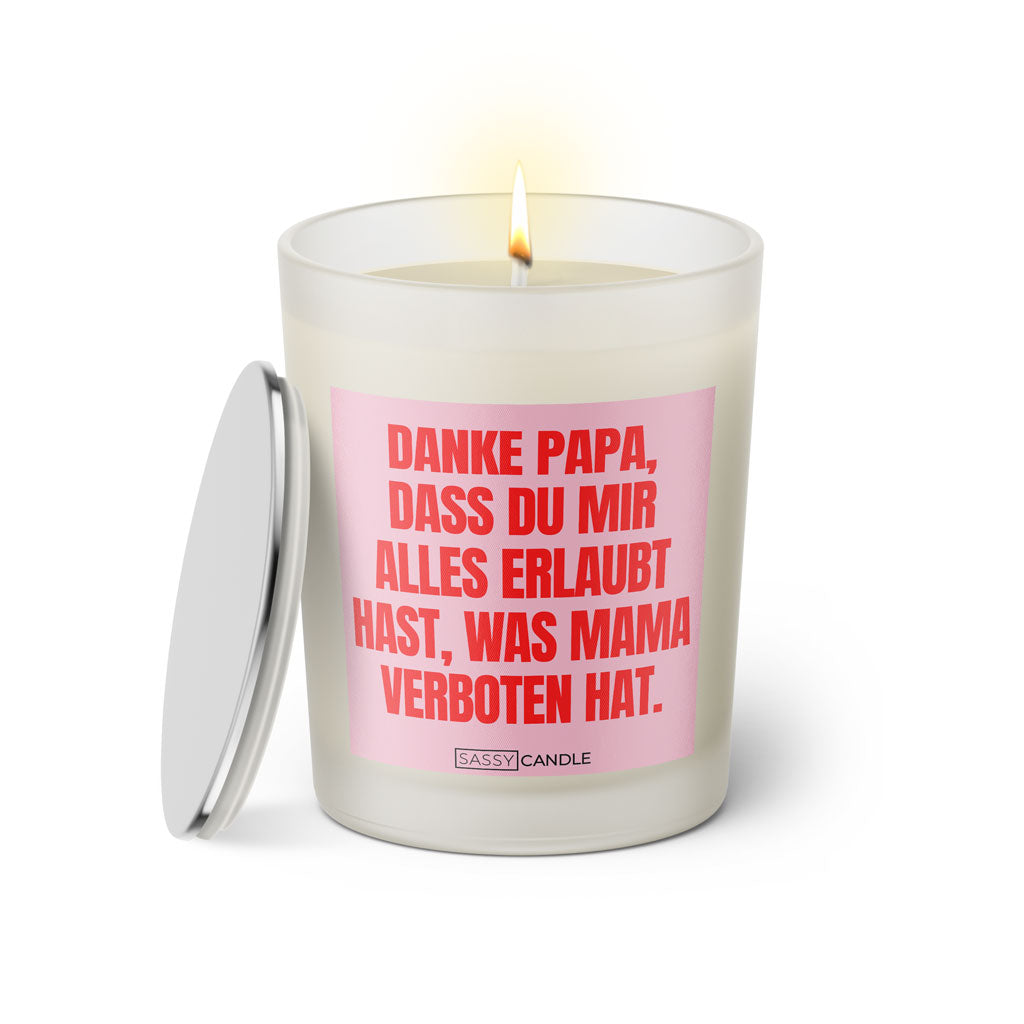 Duftkerze mit witzigem Spruch: Danke Papa, dass du mir alles erlaubt hast, was Mama verboten hat. Farbe rosa und pink mit silbernem Deckel von Sassy Candle.