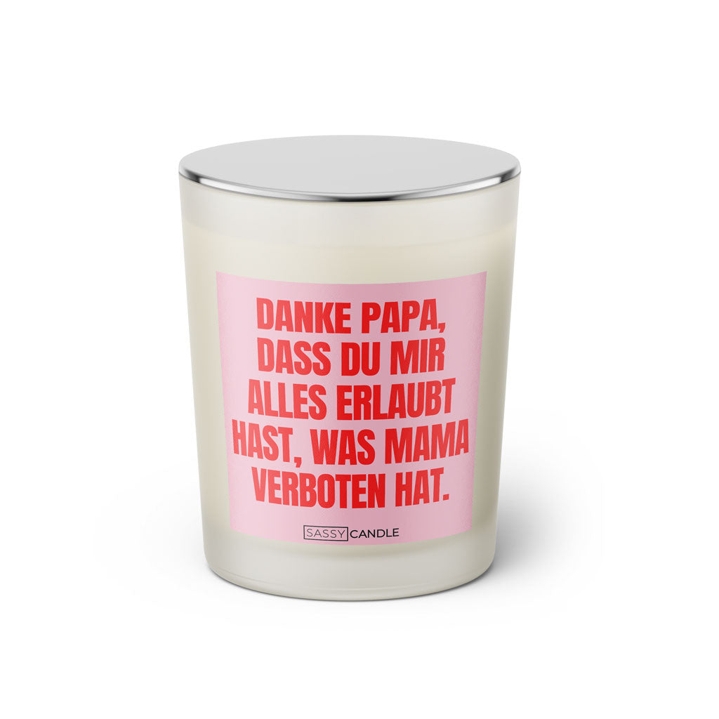 Duftkerze mit witzigem Spruch: Danke Papa, dass du mir alles erlaubt hast, was Mama verboten hat. Farbe rosa und pink mit silbernem Deckel von Sassy Candle.
