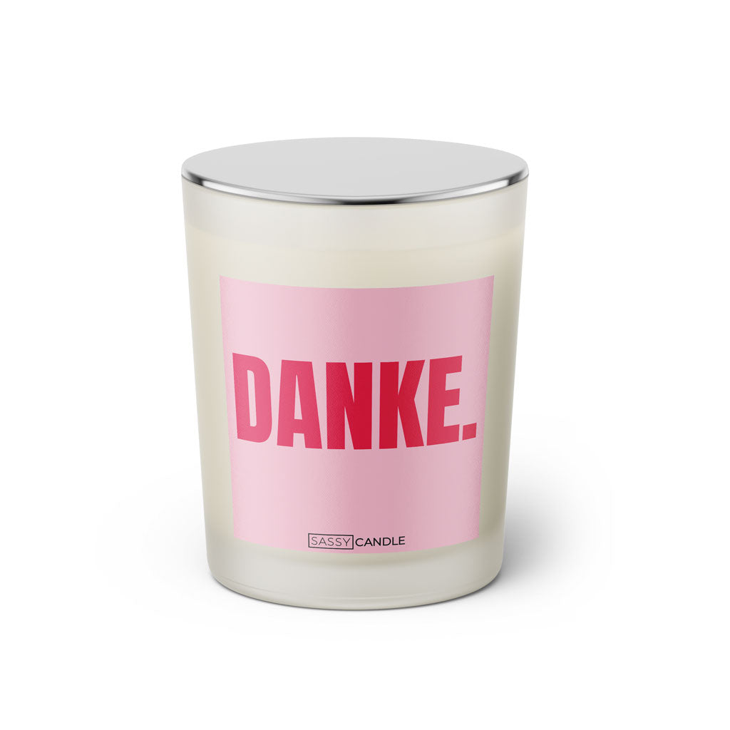 Duftkerze mit witzigem Spruch: Danke. Farbe rosa und pinke Schrift. Kerzenglas mit silbernem geschlossenem Deckel von SassyCandle.