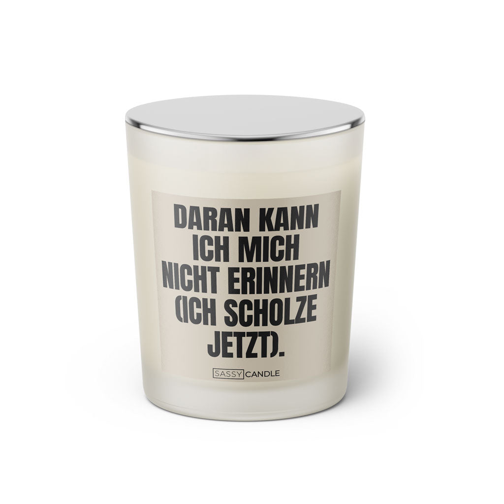 Duftkerze mit Spruch: Daran kann ich mich nicht erinnern (ich Scholze jetzt). Farbe beige und schwarz von Sassy Candle.