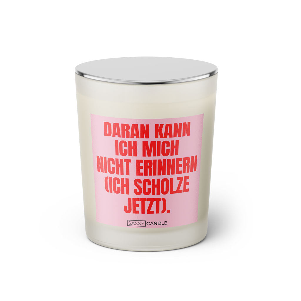 Duftkerze mit Spruch: Daran kann ich mich nicht erinnern (ich Scholze jetzt). Farbe rosa und pink von Sassy Candle.