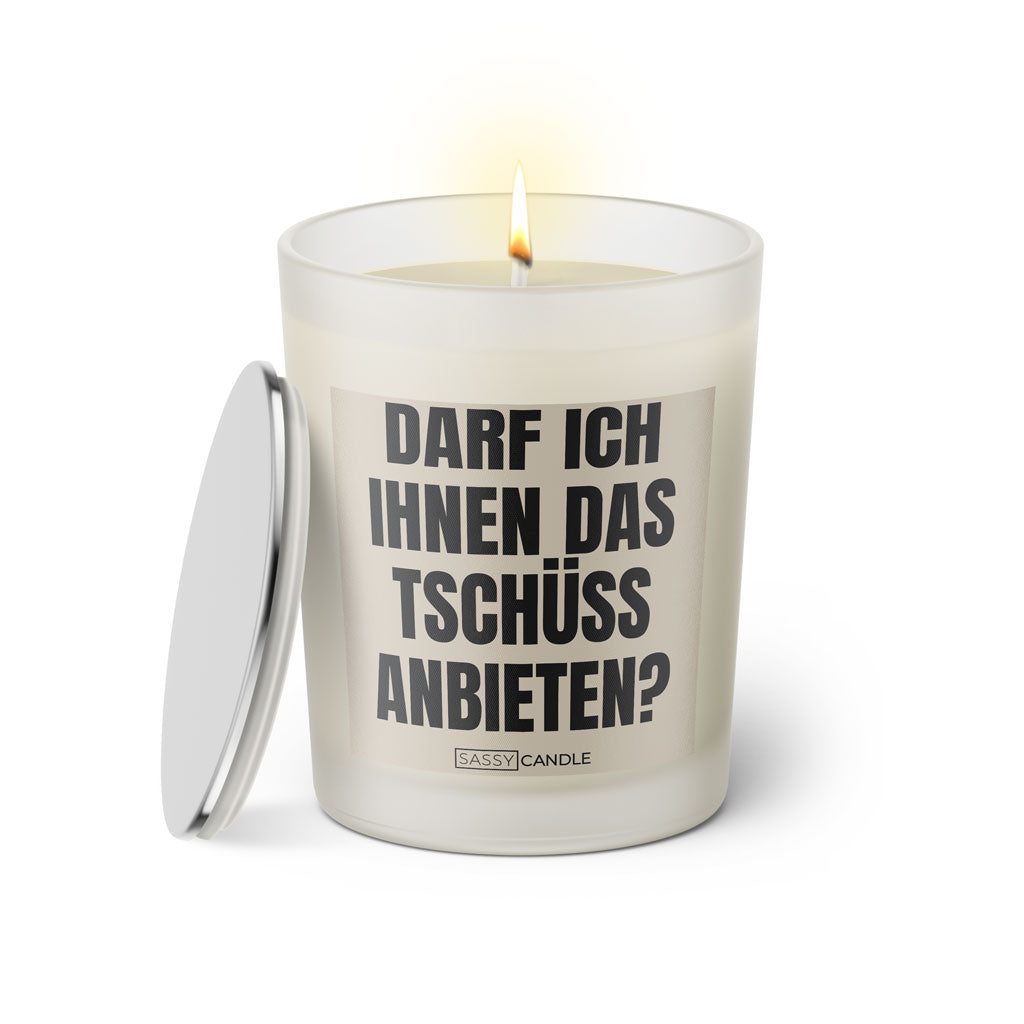 Duftkerze mit witzigem Spruch: Darf ich Ihnen das Tschüss anbieten? Farbe beige und schwarze Schrift. Kerzenglas mit silbernem Deckel von SassyCandle.
