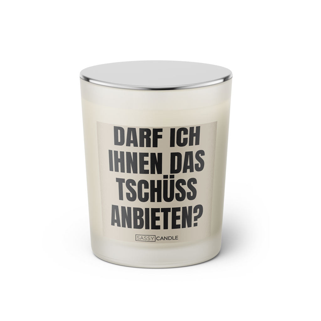 Duftkerze mit witzigem Spruch: Darf ich Ihnen das Tschüss anbieten? Farbe beige und schwarze Schrift. Kerzenglas mit silbernem geschlossenem Deckel von SassyCandle