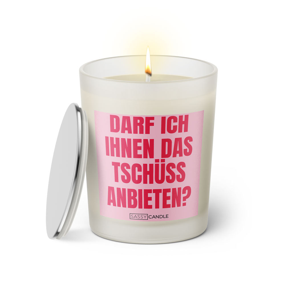 Duftkerze mit witzigem Spruch: Darf ich Ihnen das Tschüss anbieten? Farbe rosa und pinke Schrift. Kerzenglas mit silbernem Deckel von SassyCandle