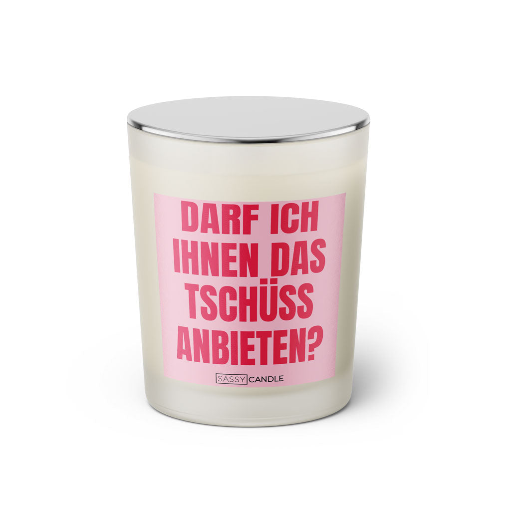 Duftkerze mit witzigem Spruch: Darf ich Ihnen das Tschüss anbieten? Farbe rosa und pinke Schrift. Kerzenglas mit silbernem geschlossenem Deckel von SassyCandle