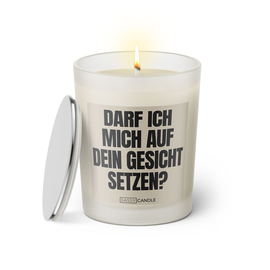 Duftkerze mit Spruch: Darf ich mich auf dein Gesicht setzen? Farbe beige und schwarz von Sassy Candle.
