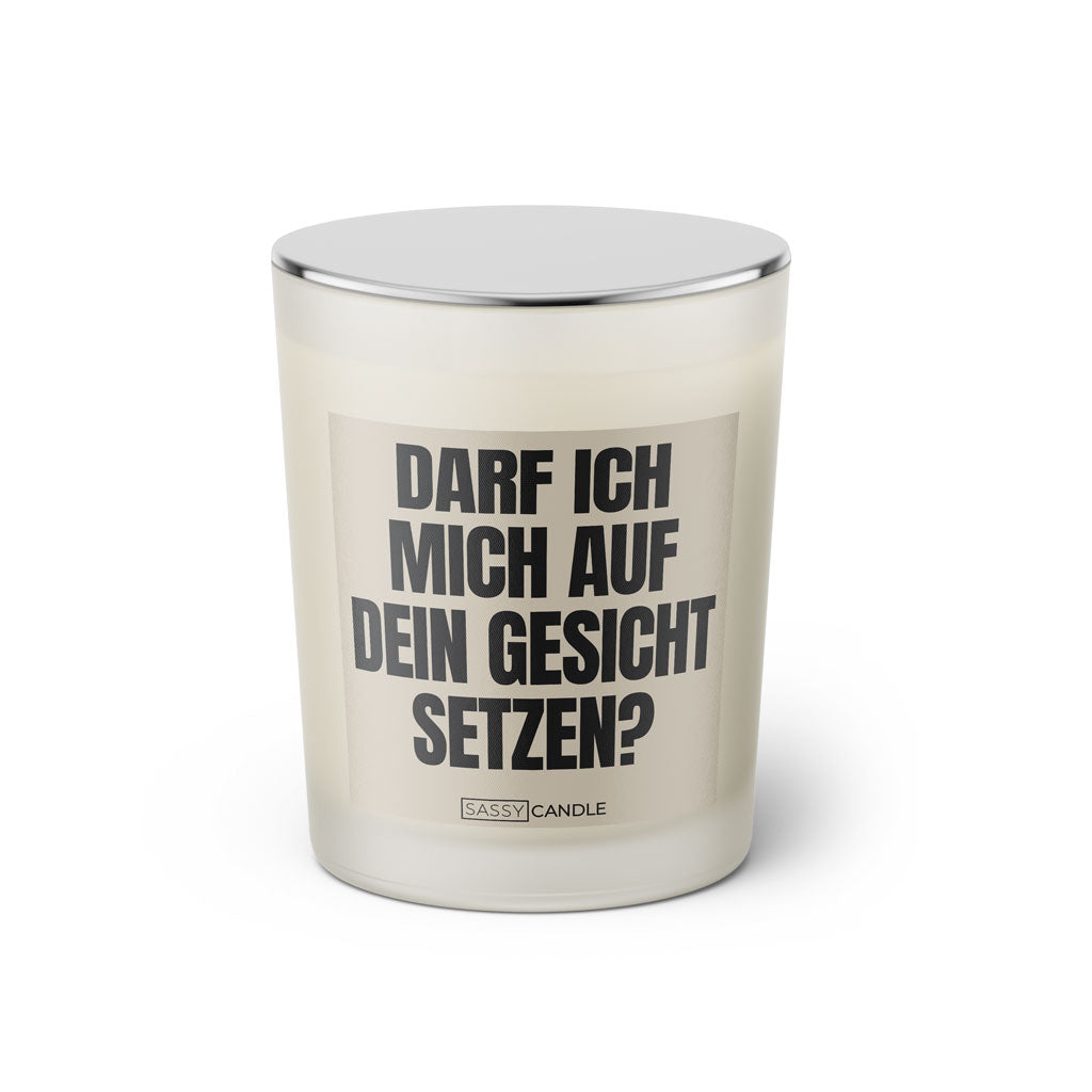 Duftkerze mit Spruch: Darf ich mich auf dein Gesicht setzen? Farbe beige und schwarz von Sassy Candle.