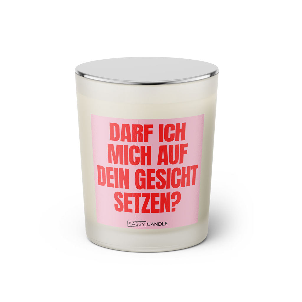 Duftkerze mit Spruch: Darf ich mich auf dein Gesicht setzen? Farbe rosa und pink von Sassy Candle.