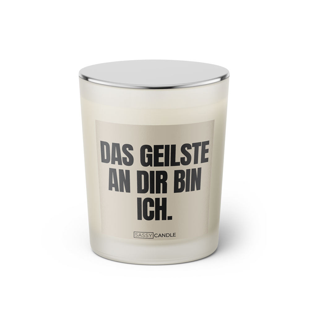 Duftkerze mit witzigem Spruch: Das geilste an dir bin ich. Farbe beige und schwarz mit silbernen Deckel von Sassy Candle.