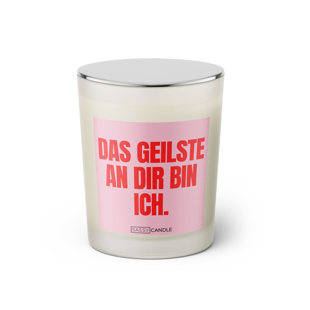 Duftkerze mit witzigem Spruch: Das geilste an dir bin ich. Farbe rosa und pink mit silbernen Deckel von Sassy Candle.