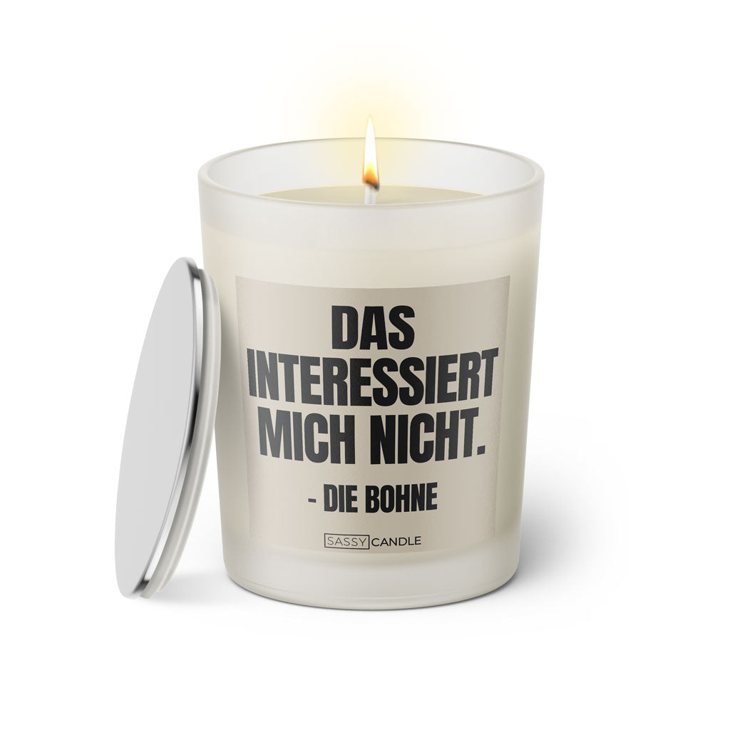 Duftkerze mit Spruch: Das interessiert mich nicht. Die Bohne. Farbe beige und schwarz von Sassy Candle.