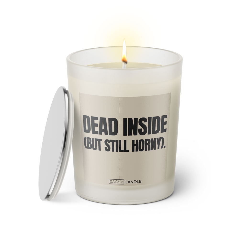 Duftkerze mit witzigen Spruch: Dead inside (but still horny). Farbe beige und schwarz von Sassy Candle.