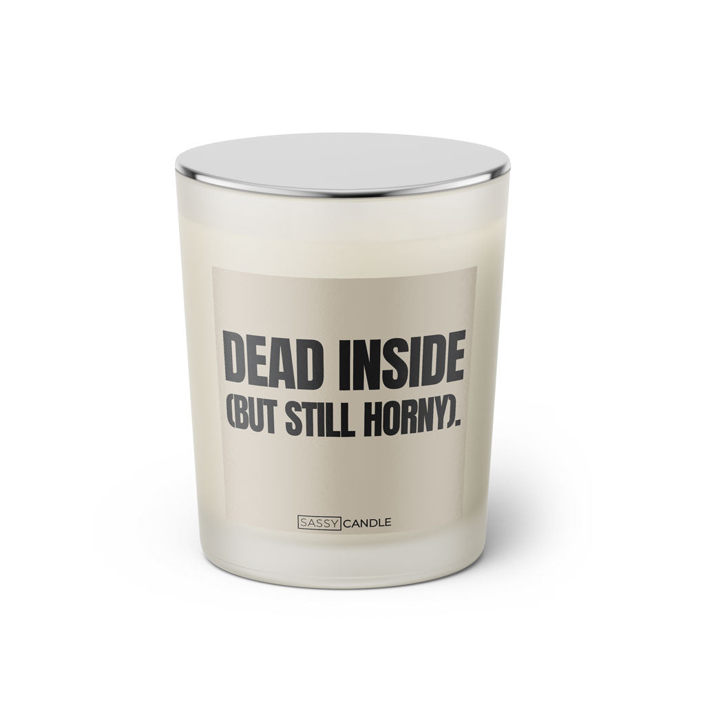 Duftkerze mit witzigen Spruch: Dead inside (but still horny). Farbe beige und schwarz von Sassy Candle.
