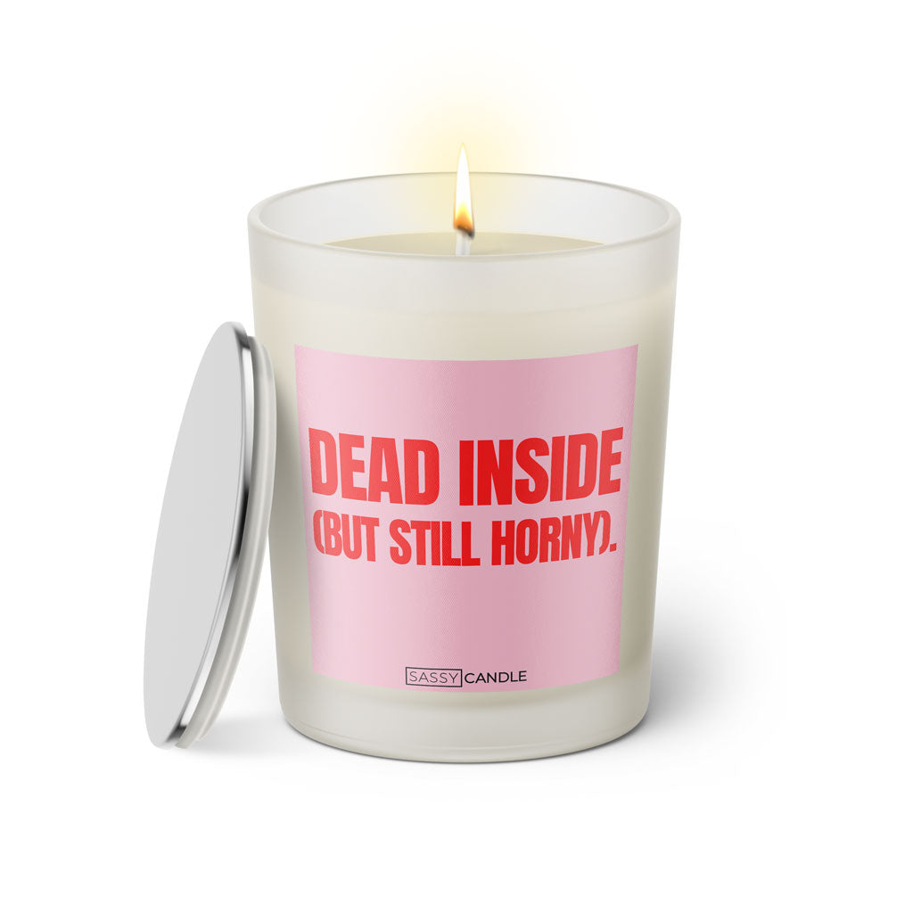 Duftkerze mit witzigen Spruch: Dead inside (but still horny). Farbe rosa und pink von Sassy Candle.