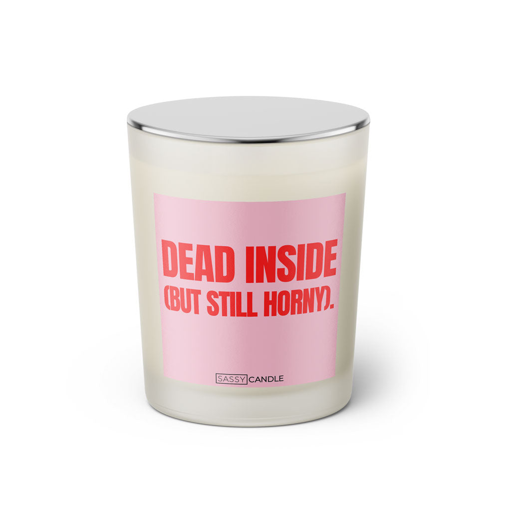Duftkerze mit witzigen Spruch: Dead inside (but still horny). Farbe rosa und pink von Sassy Candle.