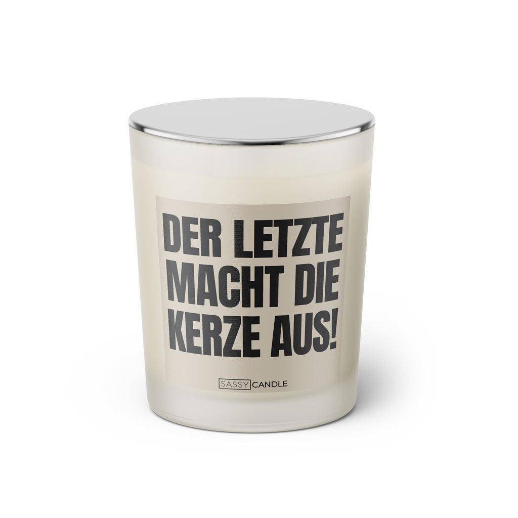 Duftkerze mit witzigen Spruch: Der letzte macht die Kerze aus! Farbe beige und schwarz von Sassy Candle.