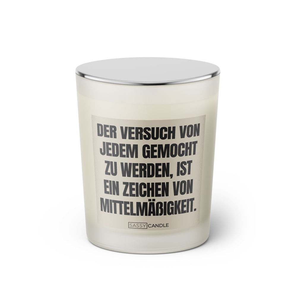 Duftkerze mit witzigen Spruch: Der Versuch von jedem gemocht zu werden, ist ein Zeichen von Mittelmäßigkeit. Farbe beige und schwarz von Sassy Candle.