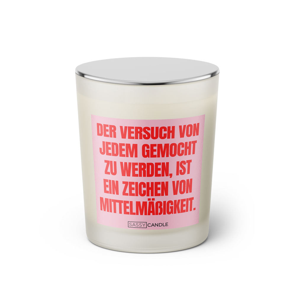 Duftkerze mit witzigen Spruch: Der Versuch von jedem gemocht zu werden, ist ein Zeichen von Mittelmäßigkeit. Farbe rosa und pink von Sassy Candle.