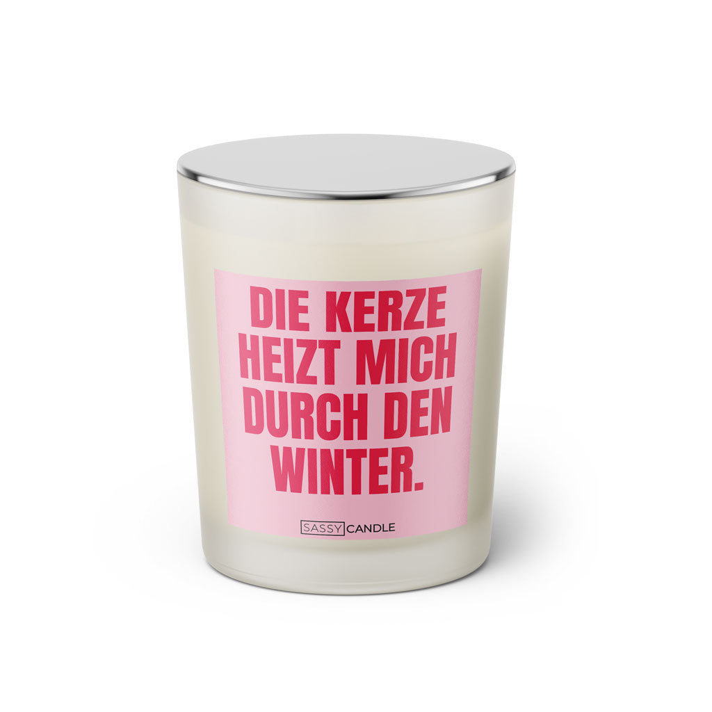 Duftkerze mit witzigem Spruch: Die Kerze heizt mich durch den Winter. Farbe rosa und pinke Schrift. Kerzenglas mit silbernem geschlossenem Deckel von SassyCandle.