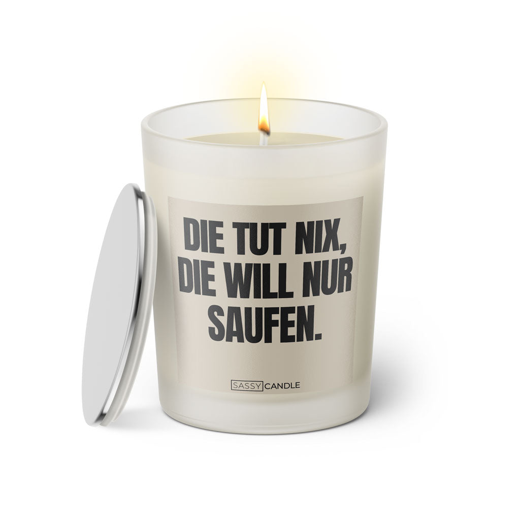 Duftkerze mit witzigem Spruch: Die tut nix, die will nur saufen. Farbe beige und schwarze Schrift. Kerzenglas mit silbernem Deckel von SassyCandle.