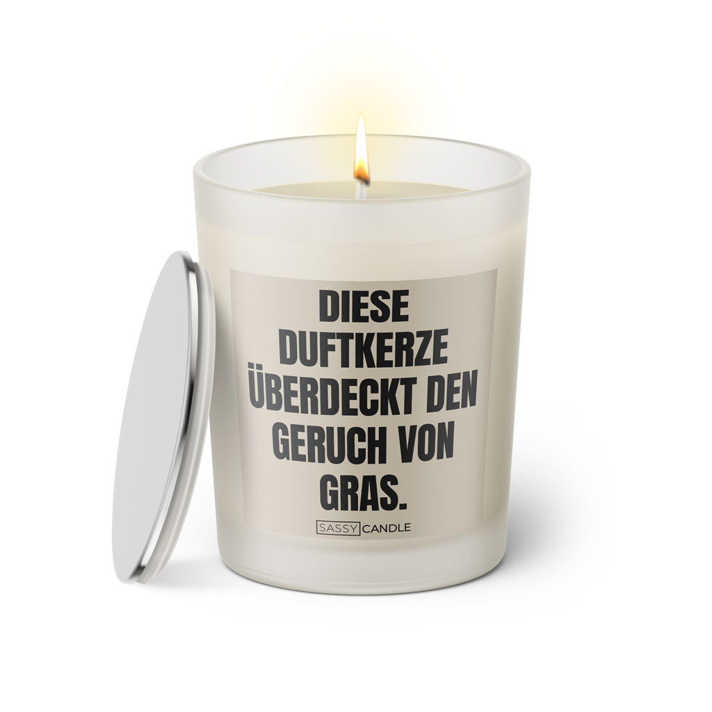 Duftkerze mit Spruch: Diese Duftkerze überdeckt den Geruch von Gras. Farbe beige und schwarz von Sassy Candle.