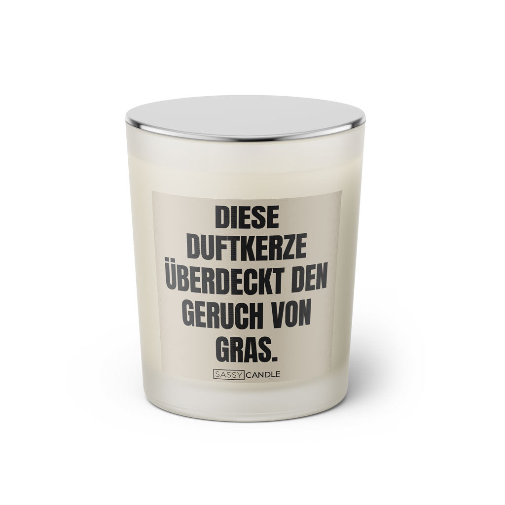 Duftkerze mit Spruch: Diese Duftkerze überdeckt den Geruch von Gras. Farbe beige und schwarz von Sassy Candle.