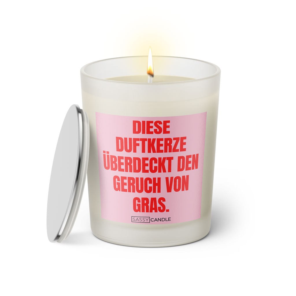 Duftkerze mit Spruch: Diese Duftkerze überdeckt den Geruch von Gras. Farbe rosa und pink von Sassy Candle.