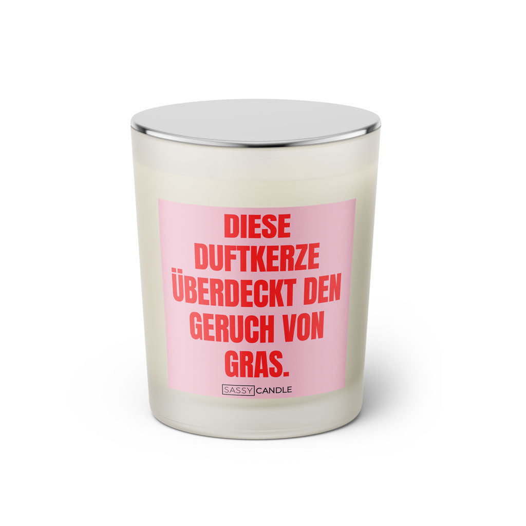 Duftkerze mit Spruch: Diese Duftkerze überdeckt den Geruch von Gras. Farbe rosa und pink von Sassy Candle.