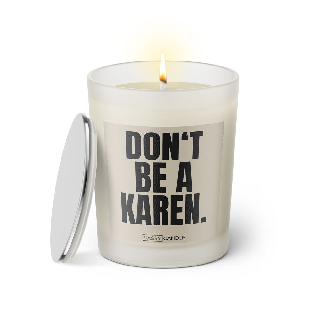 Duftkerze mit witzigem Spruch: Don’t be a Karen. Farbe beige und schwarze Schrift. Kerzenglas mit silbernem Deckel von SassyCandle.