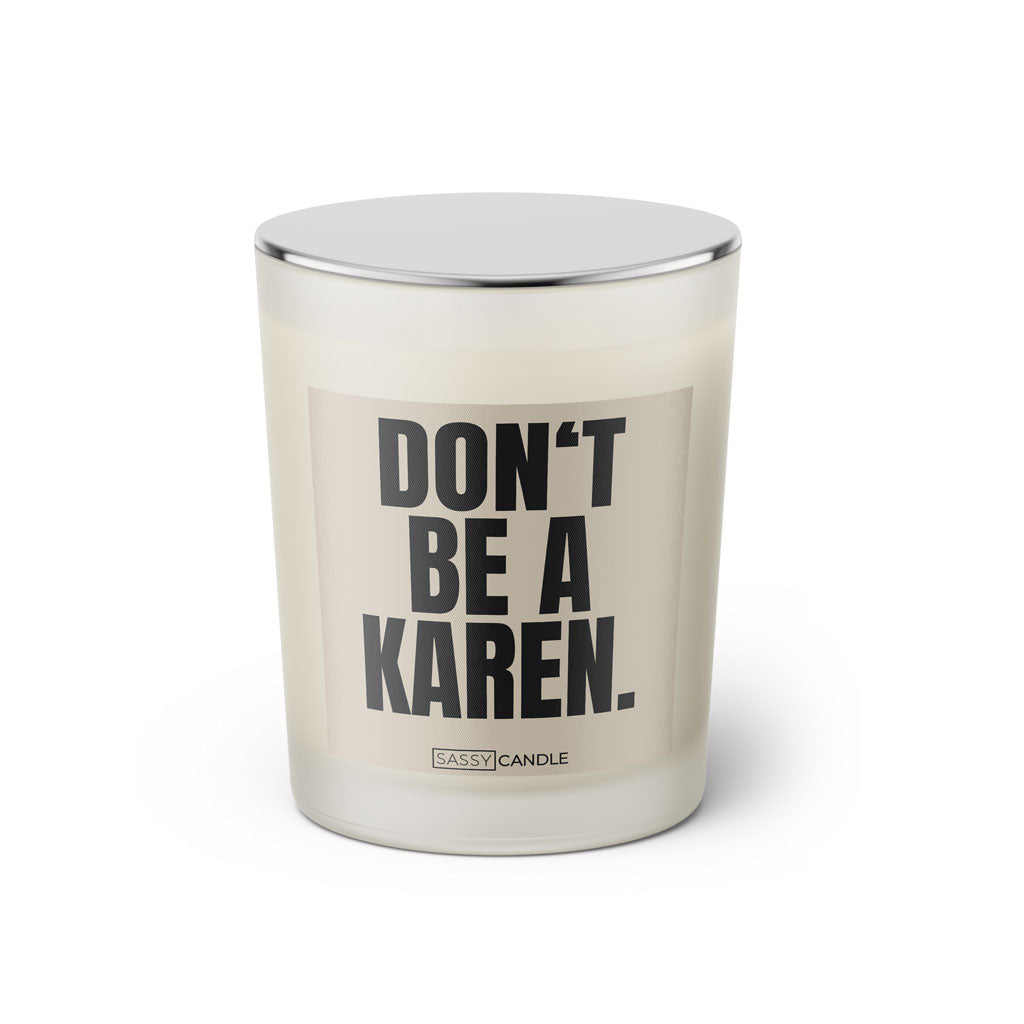 Duftkerze mit witzigem Spruch: Don’t be a Karen. Farbe beige und schwarze Schrift. Kerzenglas mit silbernem geschlossenem Deckel von SassyCandle.