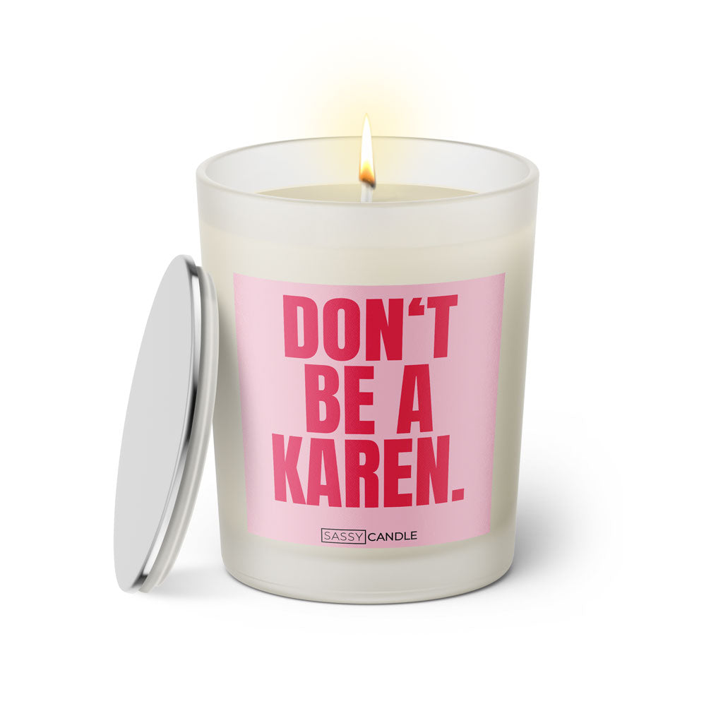 Duftkerze mit witzigem Spruch: Don’t be a Karen. Farbe rosa und pinke Schrift. Kerzenglas mit silbernem Deckel von SassyCandle.