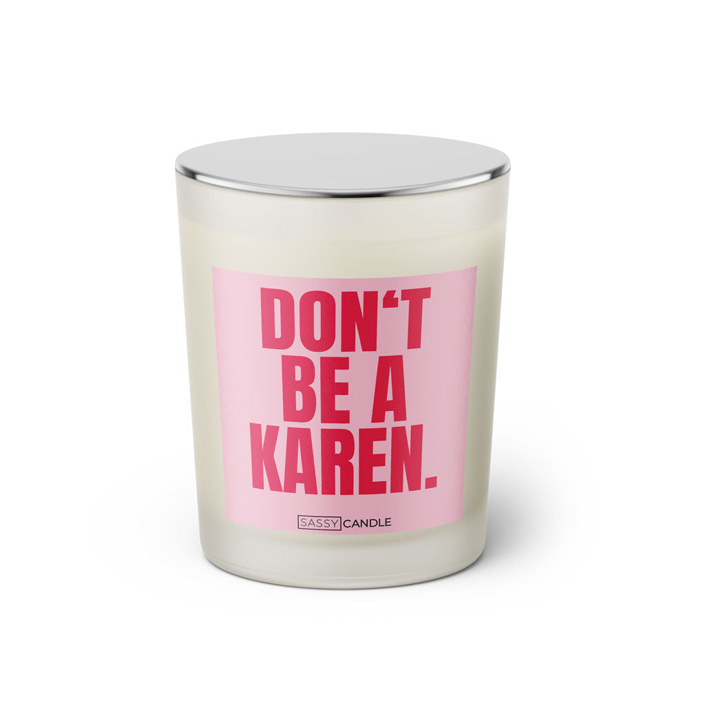Duftkerze mit witzigem Spruch: Don’t be a Karen. Farbe rosa und pinke Schrift. Kerzenglas mit silbernem geschlossenem Deckel von SassyCandle.