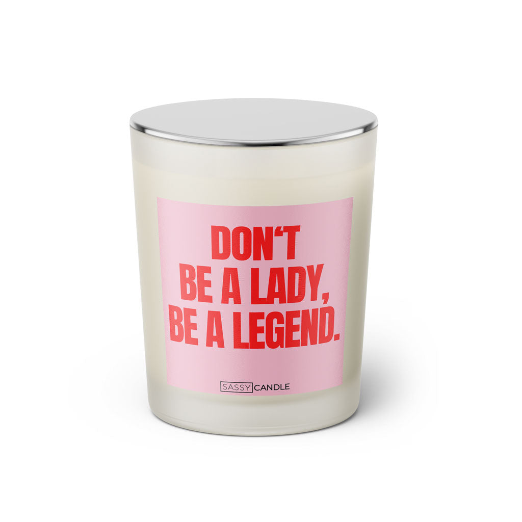 Duftkerze mit witzigen Spruch: Don't be a lady, be a legend. Farbe rosa und pink von Sassy Candle.