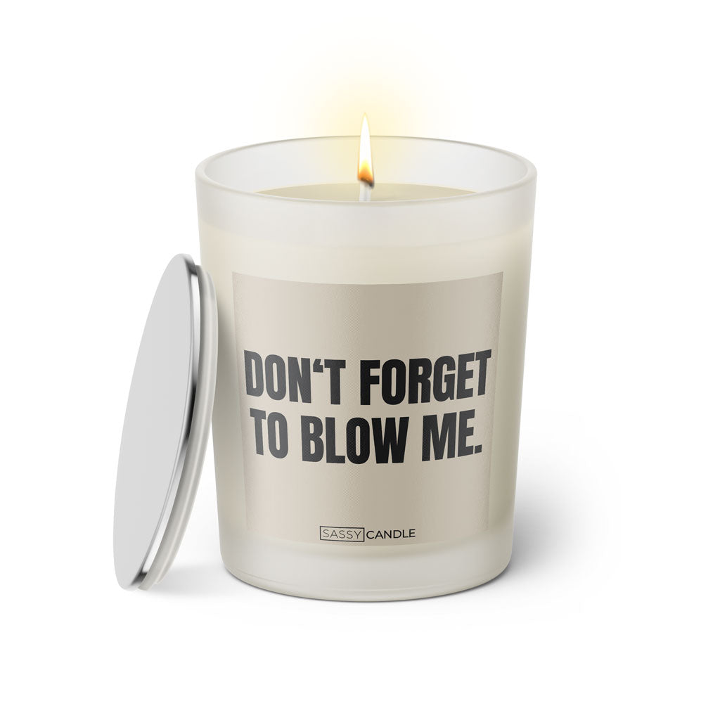 Duftkerze mit witzigen Spruch: Don't forget to blow me. Kerzenglas mit Deckel. Farbe beige und schwarz von Sassy Candle.